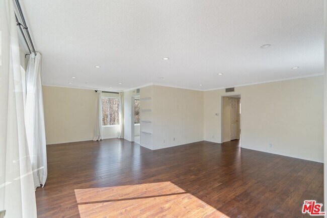 Foto del edificio - 328 S Elm Dr