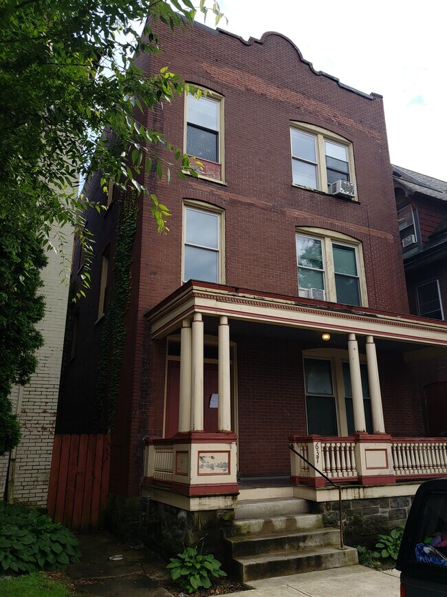Building Photo - 637 W 4th St