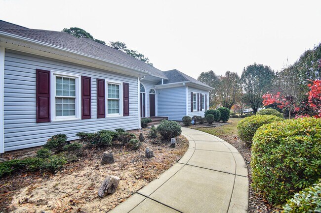 Building Photo - First Month Rent Free! 4 Bedroom 2 Bathroo...