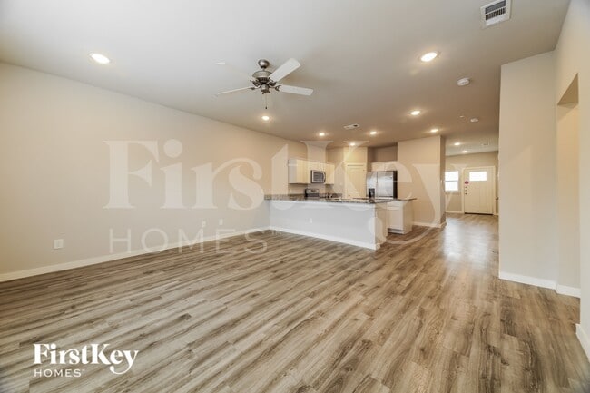 Building Photo - 607 Ava Trl