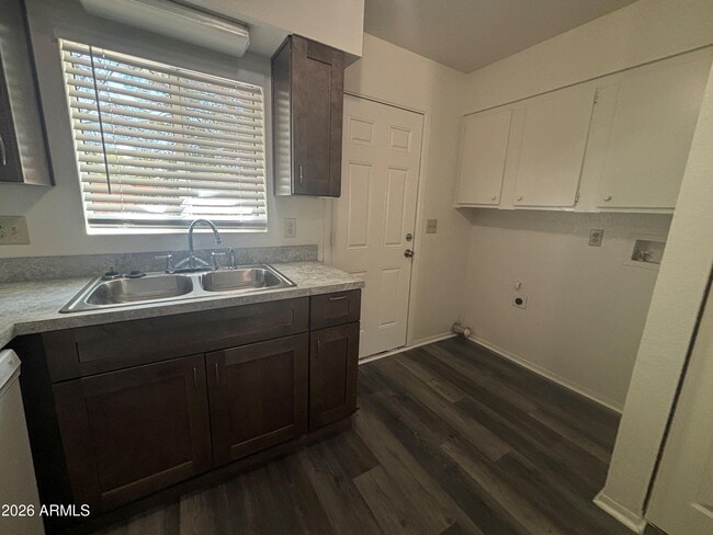 Building Photo - 235 E Paula Cir