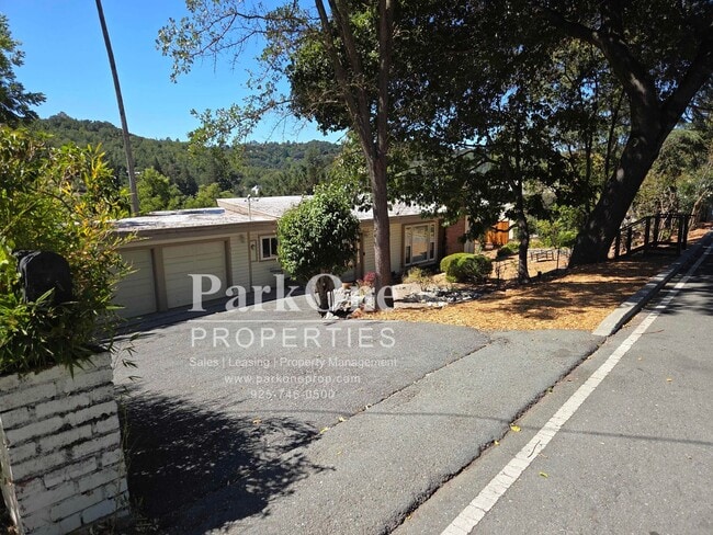 Building Photo - Incredible Home in the Hills