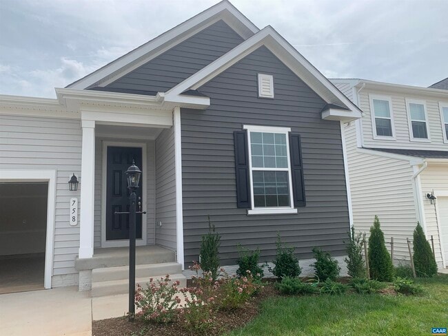 Foto del edificio - 758 Round Hill Rd