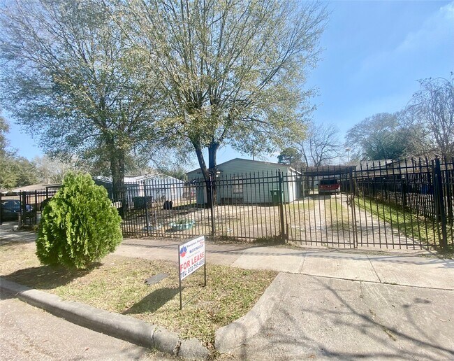 Building Photo - 6518 Linden St