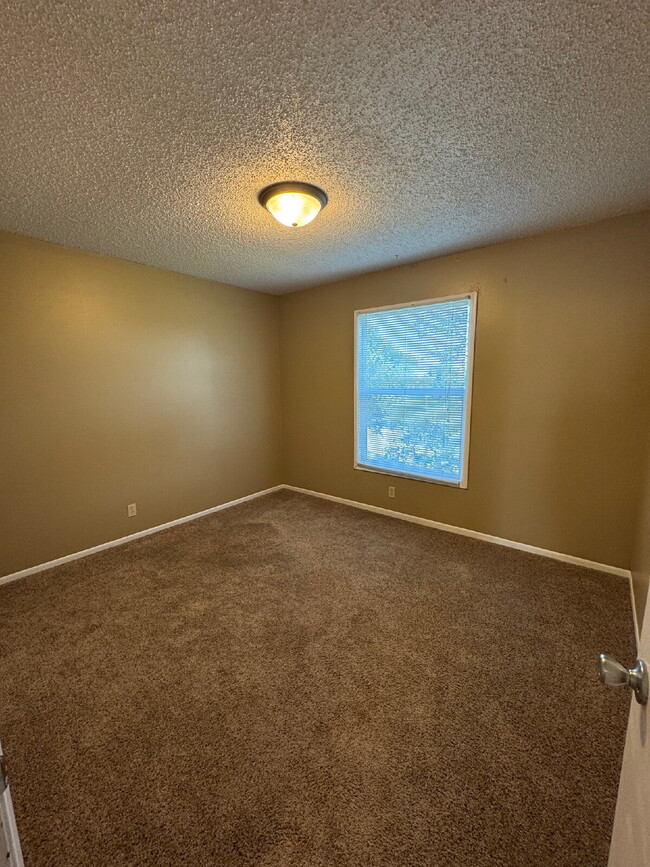 Building Photo - Come see this cozy 2 Bedroom, 1 Bathroom U...