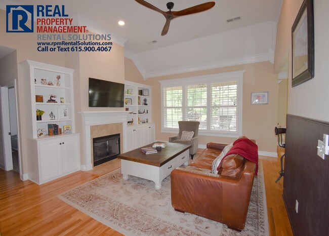 Foto del edificio - Wonderful 4 bed, 3 bath home, Triple Black...