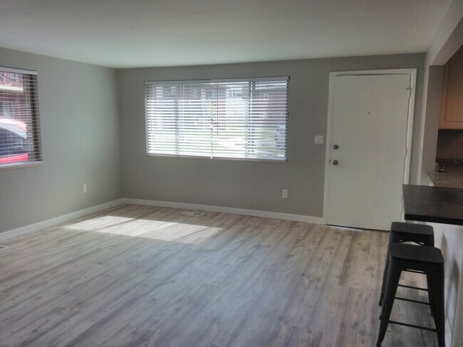 Building Photo - 839 E Fairmont Cir