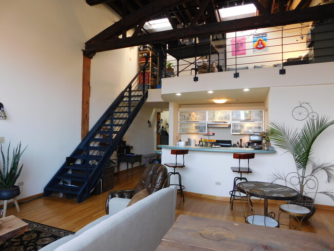 Building Photo - 413 N Carpenter St