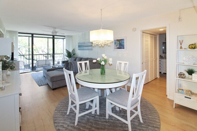 Foto del edificio - 612 Bird Bay Dr W