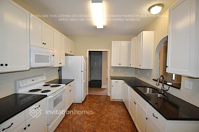 Building Photo - 960 Soaring Dr NE