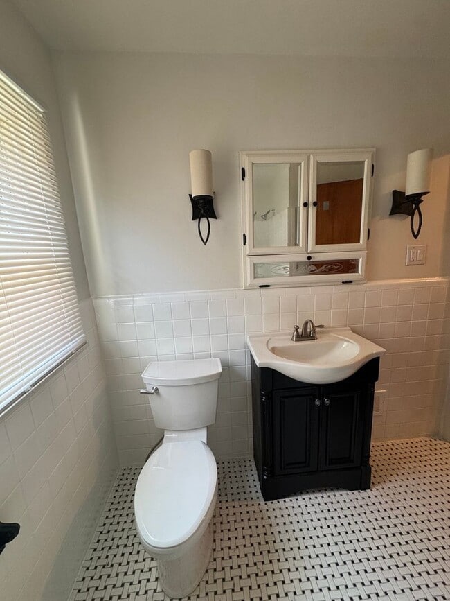 Building Photo - 18667 Algonac St