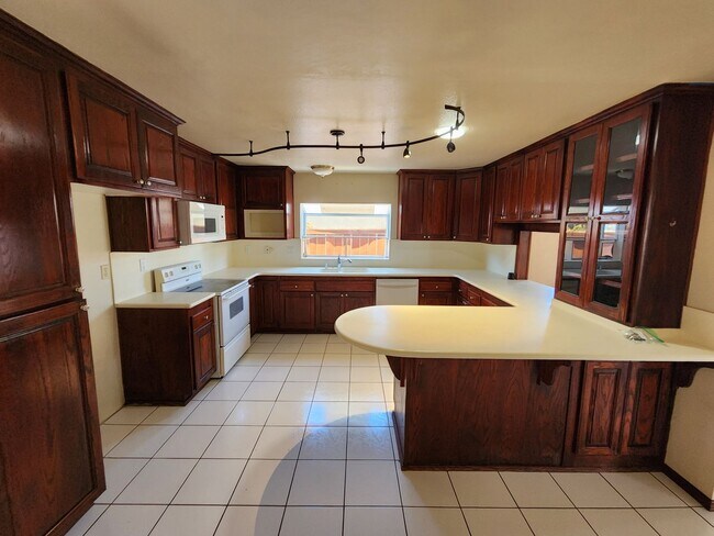 Building Photo - 3BD/2.5BA Single Story Home - 1950 Square ...