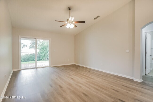 Foto del edificio - 347 Sunshine Dr