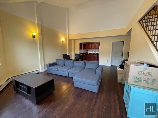 Foto del edificio - NEWLY RENOVATED LARGE  DUPLEX  3 BEDROOMS ...