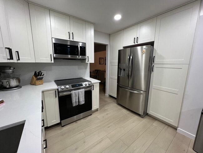 Building Photo - 4477 Hialeah Dr