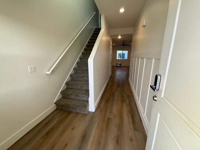 Building Photo - 3 bedroom 2.5 Bath Townhouse