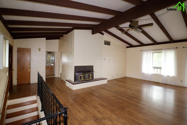 Building Photo - 1600 Ridge Dr