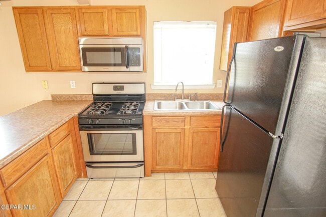 Building Photo - 14701 Calhoun Dr