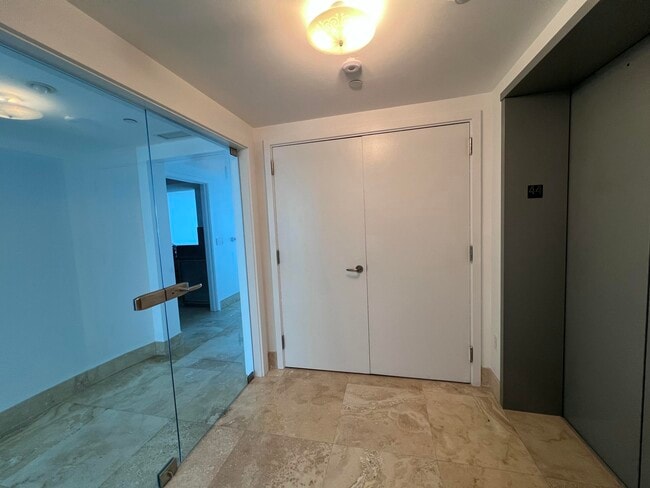 Building Photo - 1331 Brickell Bay Dr