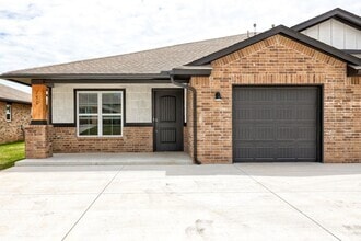 Building Photo - 710 League Cir
