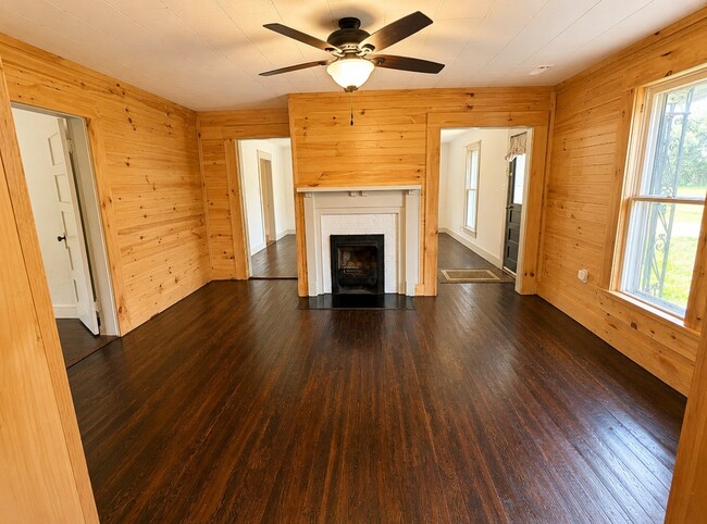 Building Photo - 210 Tatertown Rd