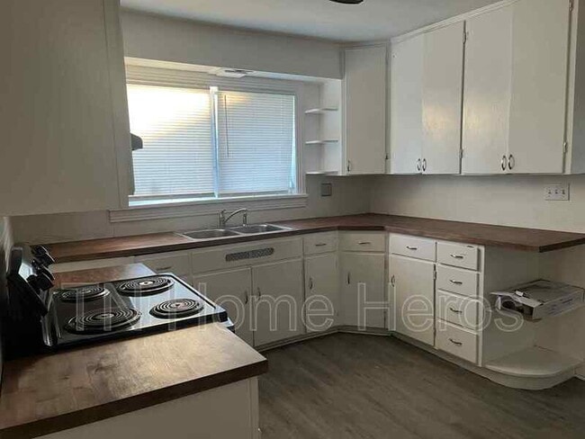 Building Photo - 2427 Seymour Ave