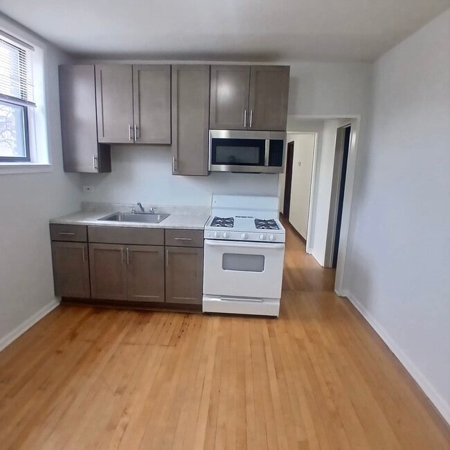 Building Photo - 4810 W Armitage Ave