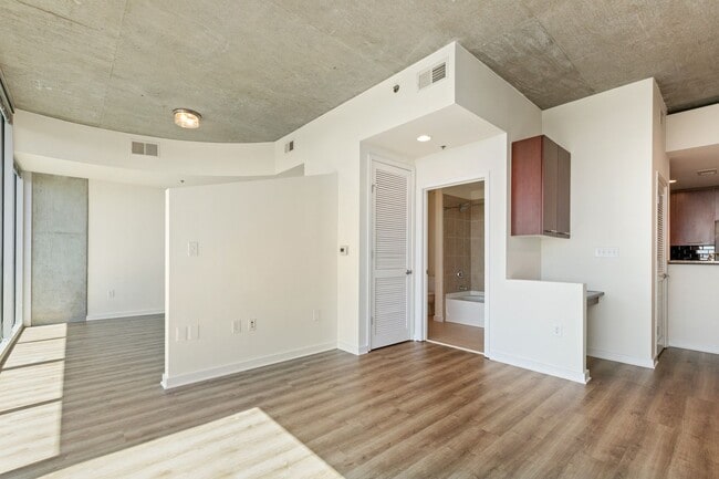Building Photo - 3324 Peachtree Rd NE