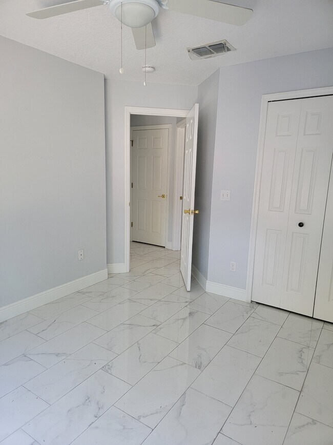 Building Photo - 2125 Winsley St