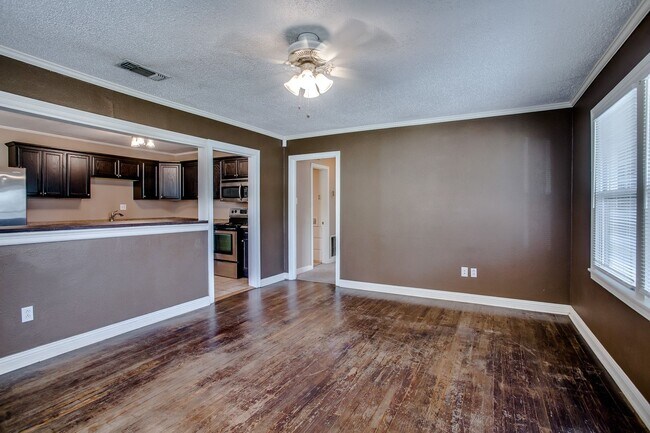 Foto del edificio - Pre-leasing for July!
