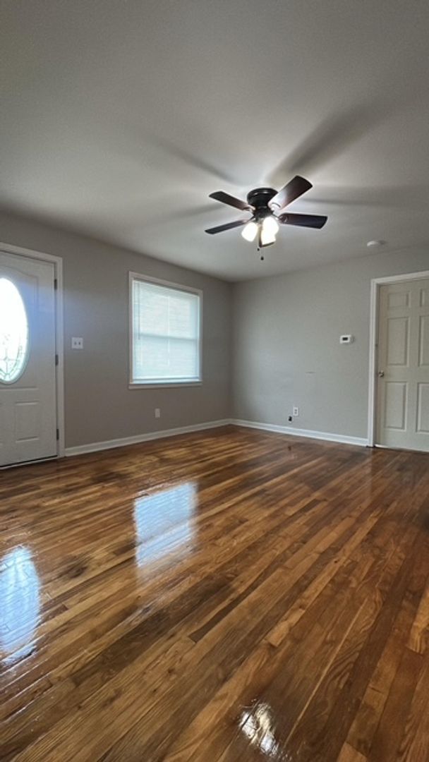 Foto del edificio - Three Bedroom, One Bath
