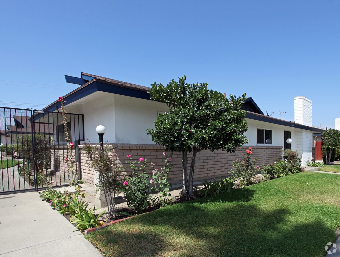 Foto principal - 2133 E Almont Ave