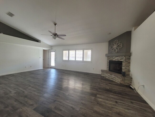 Foto del edificio - ChatGPT said: Beautiful 3-Bed Home in Dese...