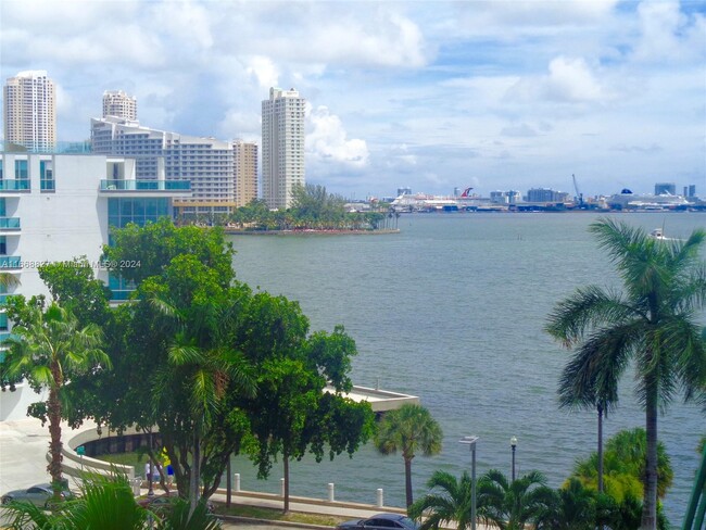 Foto del edificio - 1408 Brickell Bay Dr