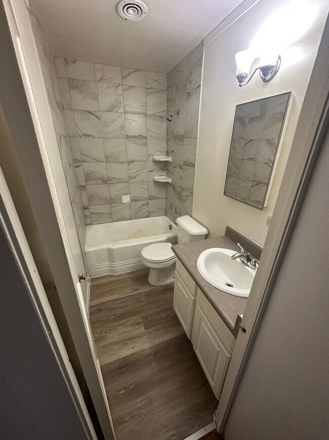 Foto del edificio - 2 BR 1 Bath in the '07!