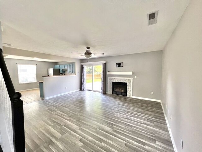 Building Photo - Beautifully updated Regency Park Home!