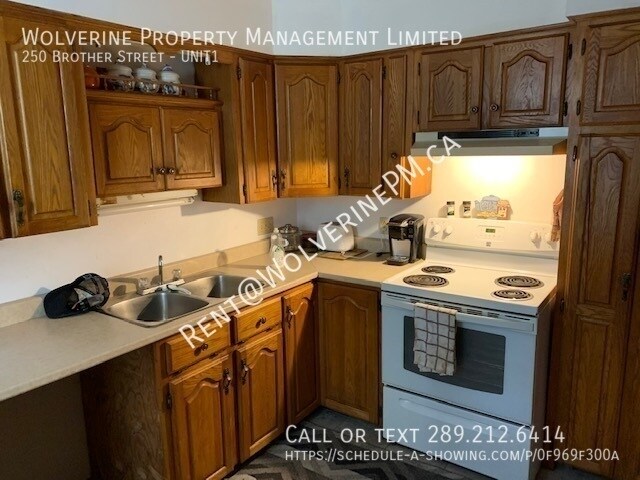 Photo du bâtiment - A Duplex on a beautifully treed lot