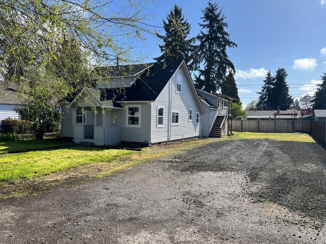 Building Photo - Updated 3 bedroom 1 bathroom house!