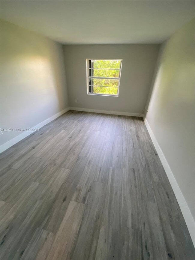 Foto del edificio - 9455 W Flagler St