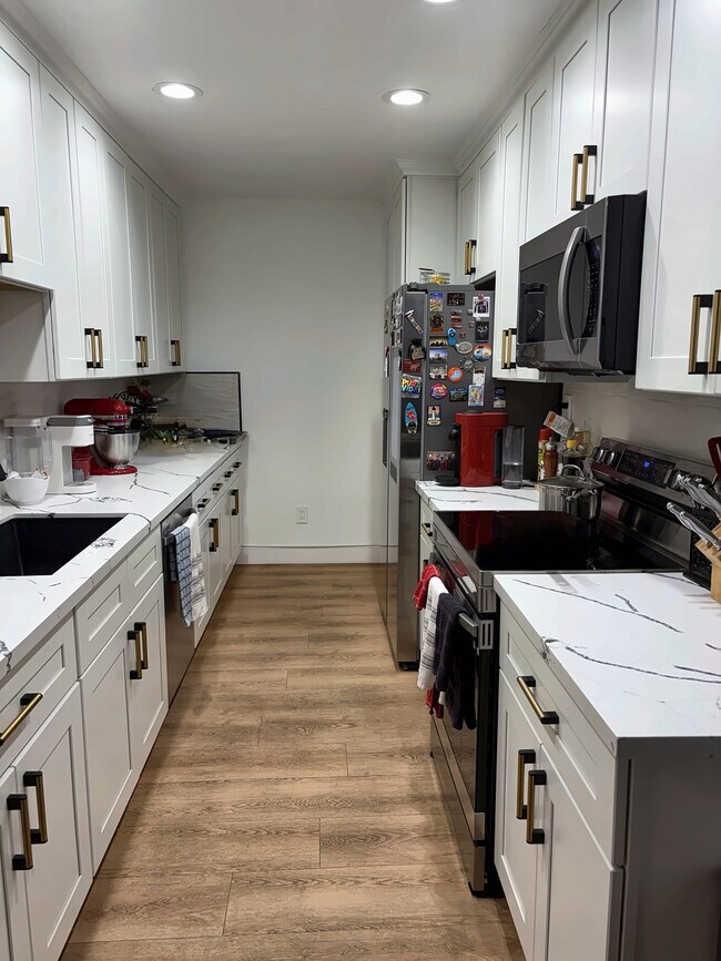 Cocina - 1344 N Martel Ave