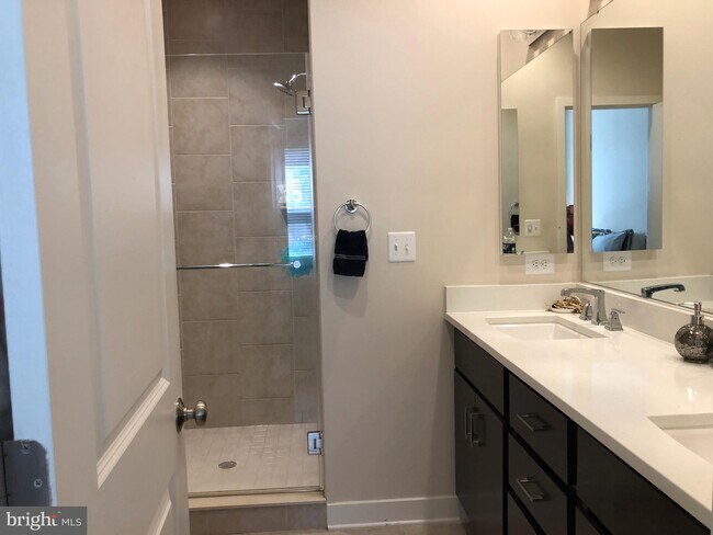 Building Photo - 16584 Crabbs Branch Way
