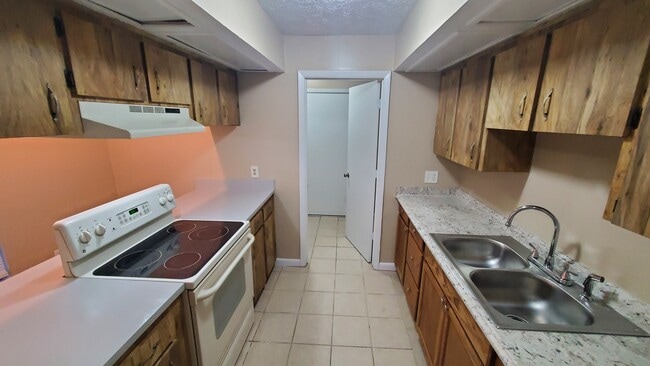 Building Photo - 710 Pineville Ln