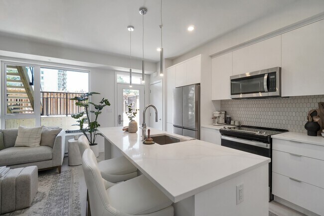 Photo du bâtiment - The Cove at James Bay Townhomes