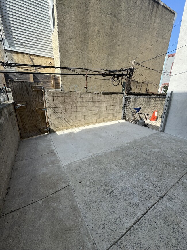 Foto del edificio - 1717 Snyder Ave