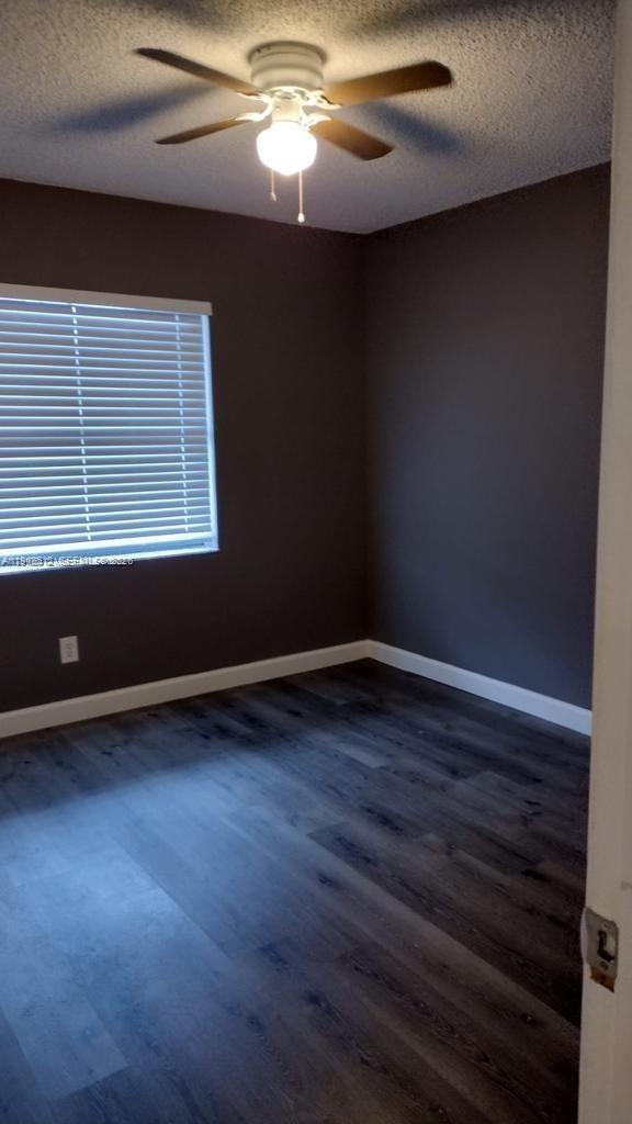 Foto del edificio - 617 Ixoria Ave