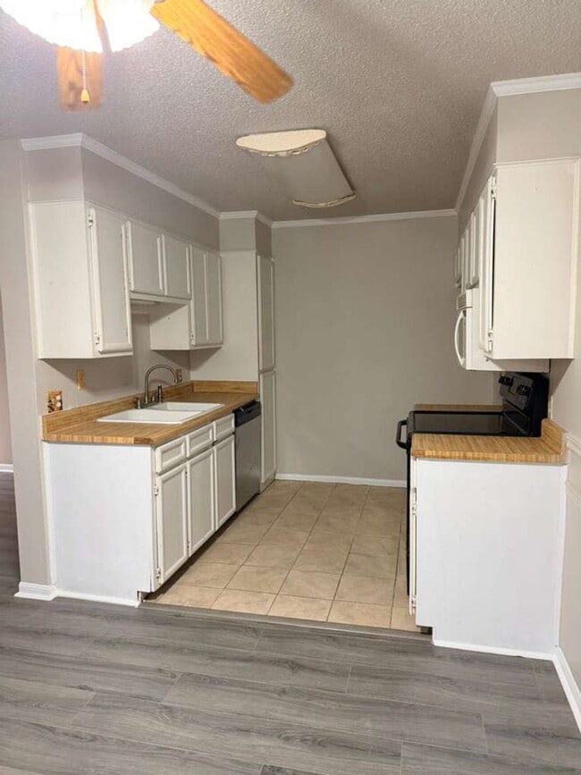 Building Photo - 9252 Glen Meadow Ln