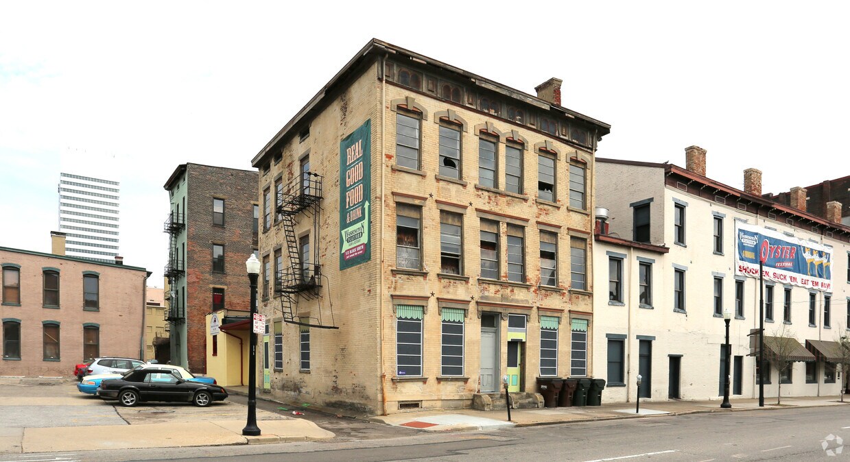 Building Photo - 1008-1010 Elm St