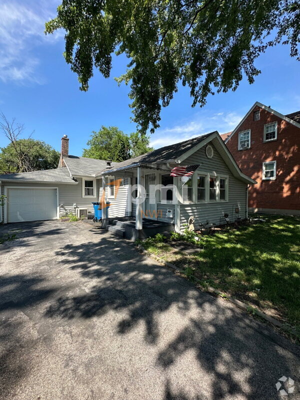 Building Photo - 707 E 118th St