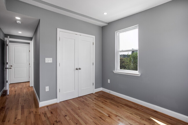 Building Photo - 2514 Brookfield Ave