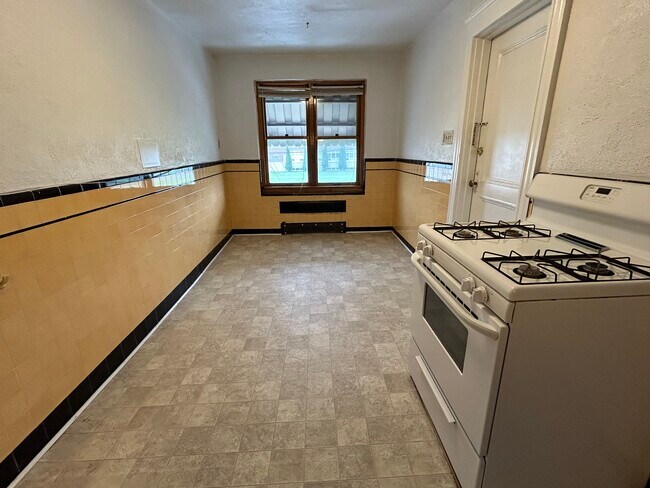 Kitchen p4 - 193 Zerby Ave
